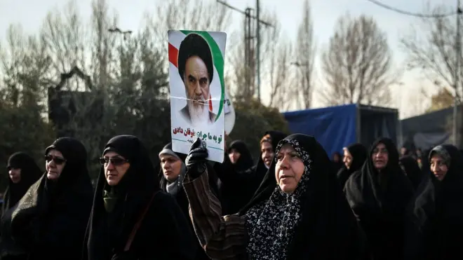 Прибічники іранської влади вийшли на офіційну демонстрацію, організовану у відповідь на антиурядові протести