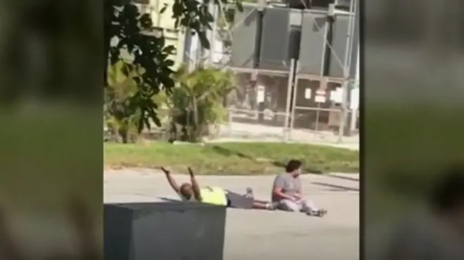 倒れて両手を上げているのに　米警官に撃たれ