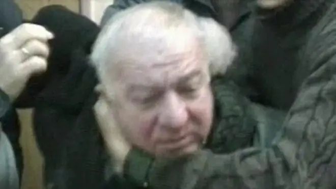 أصيب الجاسوس البريطاني السابق سيرغي سكريبال البالغ من العمر 66 عاما وابنته يوليا، 30 عاما بالإغماء، بعد تعرضهما لمادة مشبوهة وهما يرقدان حاليا في قسم العناية المركزة في المستشفى