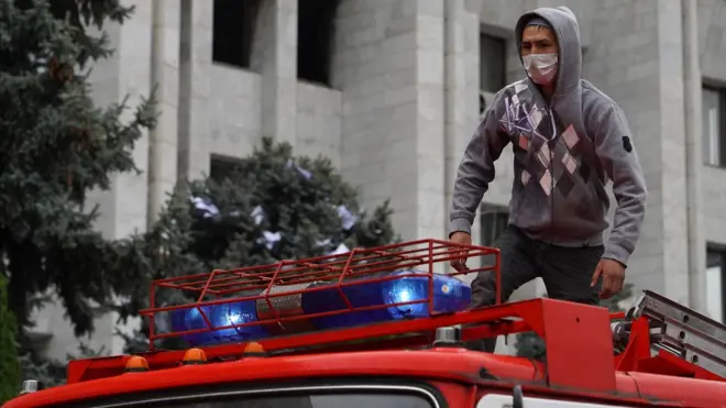 Участник протеста на пожарной машине