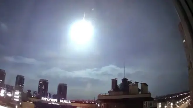 وميض مبهر في السماء