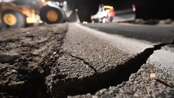En algunas carreteras son visibles los daños.