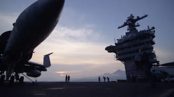 Trên boong tàu USS Carl Vinson