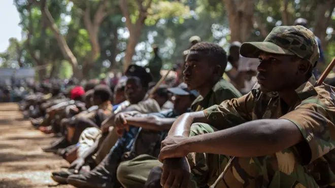 Güney Sudan'da yüzlerce çocuk asker, farklı gruplar tarafından savaştırılıyor.