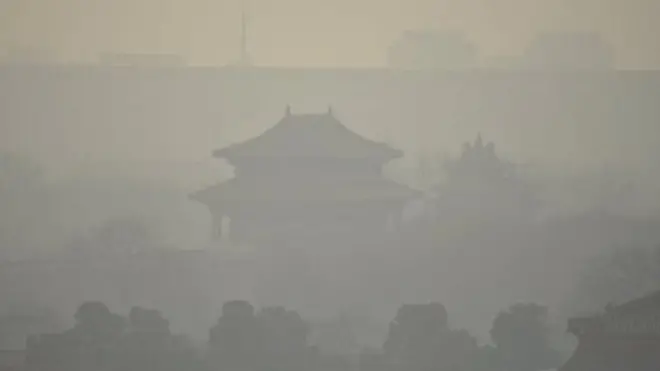 笼罩在雾霾下的北京故宫。