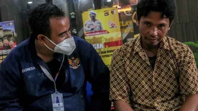 Korban begal yang sempat ditetapkan menjadi tersangka kasus pembunuhan terhadap pelaku, AS (kanan) berbincang dengan kuasa hukumnya di sela konferensi pers di Mapolda NTB, Mataram, Sabtu (16/4/2022).