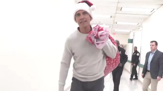 باراك أوباما في زي بابا نويل