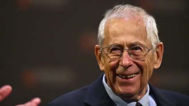 De acuerdo con la organización que otorga el Nobel, las investigaciones de Peebles "enriquecieron y crearon los cimientos para transformar la cosmología".