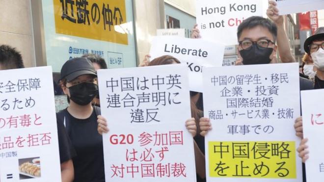 在大阪闹市示威的香港青年：“求助特朗普是最好办法”