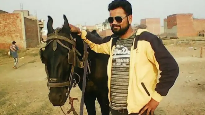 गोपी पारिया के माँ-बाप से सहानुभूति जताने आए लोगों में हर दूसरा आदमी ये कह रहा था कि समाज के काम आने वाले ऐसे बच्चे कम होते हैं