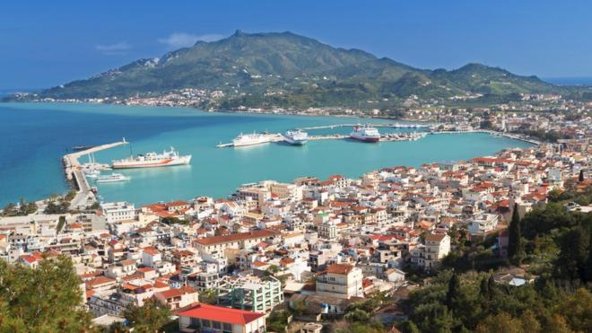 Imagem aérea mostra mar azul e construções da ilhajogo da roletinha paga mesmoZante