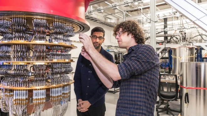 O cientista pesquisador sênior Daniel Sank mostra a Sundar Pichai, um dos computadores quânticos do laboratório do Googlejogos esporte net vip betSanta Bárbara