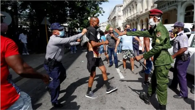 Cuban police arrest an anti-government protester in Havana. Photo: 11 July 2021