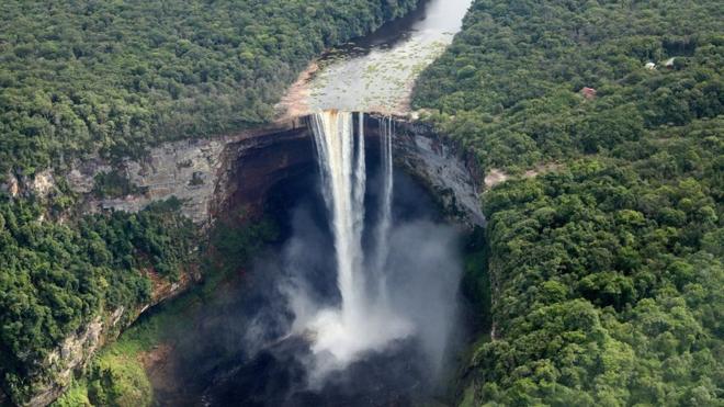 圭亚那凯丘大瀑布落差大约220米，是世界最大的单级落差瀑布
