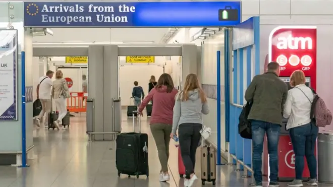 Пока европейцы пользуются правом беспрепятственного въезда в Соединенное Королевство и поиска работы в стране