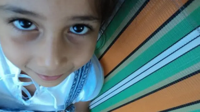 Nuestra lectora Gloria Inayati nos envía esta imagen: "Mientras nuestros niños son pequeños siempre se nos cruzan las miradas así".