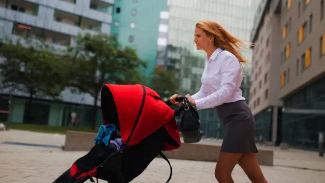 Даже когда женщина - кормилица в семье, часто она продолжает нести ответственность и за домашние дела