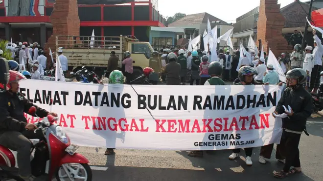 Razia tempat pijat oleh FPI di Mojokerto, Jawa Timur, pada bulan Ramadan 2013.