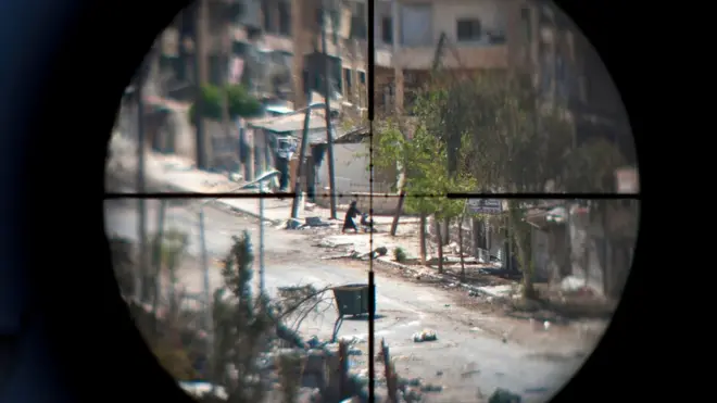 Повстанцы стреляли по мирным жителям, бежавшим по "гуманитарным коридорам" в районе Бустан аль-Каср в конце ноября, говорят в ООН