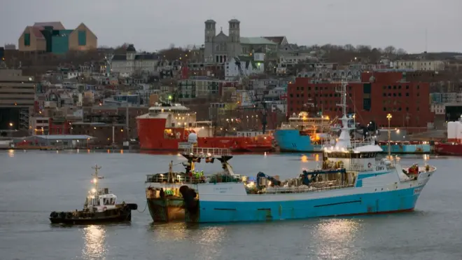 Barco de rescate frente a la costa de Canadá.