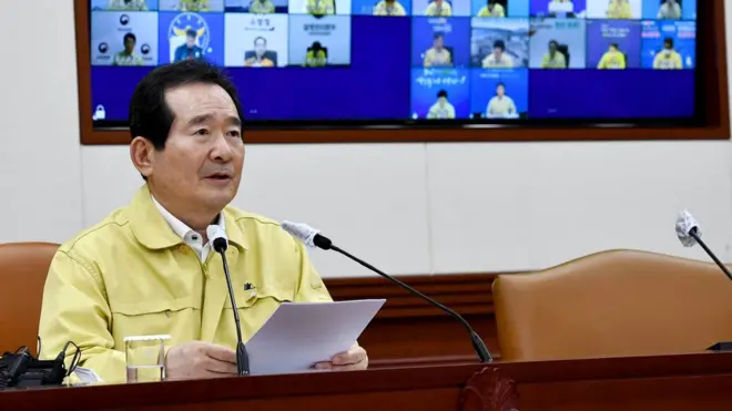 정 총리는 3일 회의에서 오는 6일부터 '생활속 거리두기'체제로 전환한다고 밝혔다