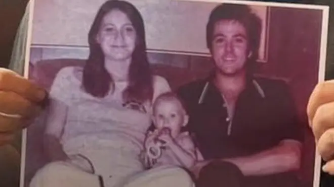 Holly Crouse sostiene una foto de sus padres asesinados.