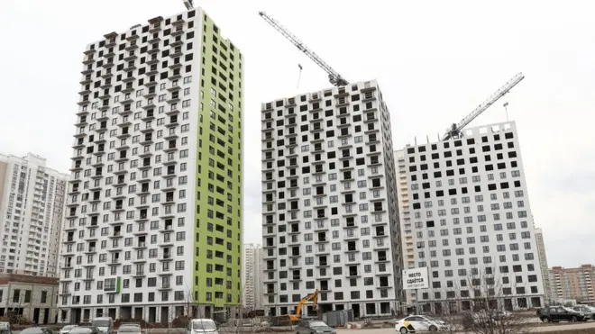 Застройщик "ПИК" (на фото другие его дома) утверждает, что после сдачи дома на лифты не жаловались