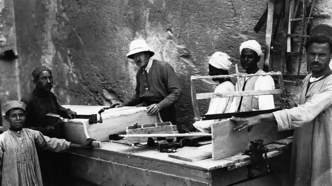 مرت مائة عام منذ أن اكتشف علماء الآثار مقبرة الملك الصبي توت عنخ آمون في مصر.