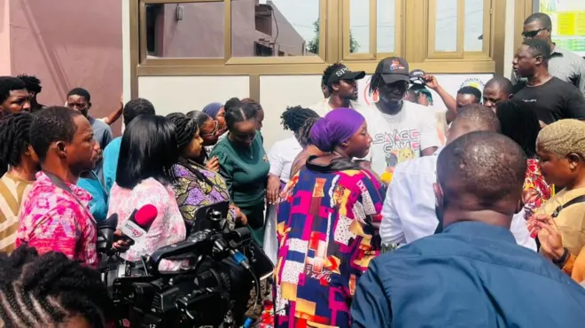 Crowd gada, surround man wey dem tiff im pikin for police station