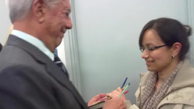 Pierina Pighi Bel pidiendo un autógrafo a Mario Vargas Llosa 