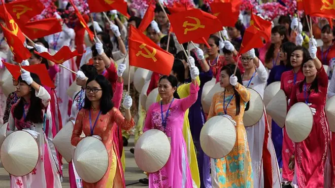 Cờ Đảng CSVN trong một buổi lễ - tác giả từ Hoa Kỳ cho rằng mô hình này có thể còn tồn tại tới thế kỷ 22
