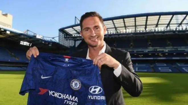 Frank Lampard dey hold jersey