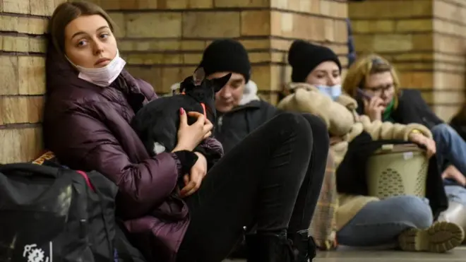 దేశం వీడుతున్న యుక్రెయిన్ ప్రజలు