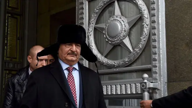 Халіфа Хафтар неодноразово був у Москві та проводив перемовини з міністром оборони Росії Сергієм Шойгу. За даними британських ЗМІ, в армії Хафтара є бійці ПВК "Вагнер"
