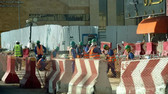 ภาพเมื่อปี 2016 คนงานก่อสร้างกำลังสร้างถนนตัดใหม่ในกรุงริยาดของซาอุดีอาระเบีย อันเป็นปีเดียวกับที่ เจ้าชายมุฮัมมัด บิน ซัลมาน บิน อับดุลอะซีซ อัลซะอูด มกุฎราชกุมาร รองนายกรัฐมนตรี และรัฐมนตรีว่าการกระทรวงกลาโหมแห่งซาอุดีอาระเบีย ทรงประกาศแผนปฏิรูปเศรษฐกิจและสังคมครั้งใหญ่เรียกว่า "วิสัยทัศน์ 2030" (Vision 2030) มุ่งหมายให้ประเทศยุติ "การเสพติด" น้ำมัน ตั้งเป้ารายได้ของประเทศที่ไม่ได้มาจากน้ำมันให้เพิ่มขึ้นหลายสิบเท่า