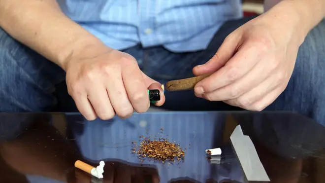 ينتشر تدخين مخدر الحشيش في مصر رغم حظر القانون تعاطيه