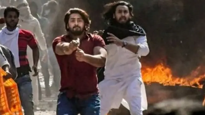दिल्लीत झालेल्या हिंसाचारावेळी लाल शर्ट घातलेला हा तरूण हातात बंदूक घेऊन दिसून आला.