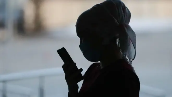 телефон кармаган аял