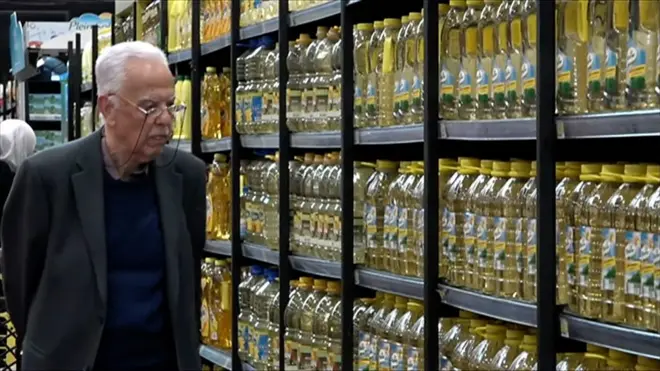 في لبنان بدأت المتاجر بتسعير السلع بالدولار، مع إمكانية تسديد الفواتير بالدولار أو بالليرة اللبنانية.