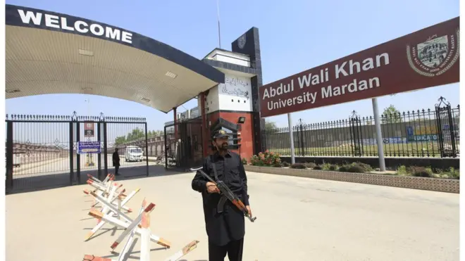 اس یونیورسٹی میں کوئی ساڑھے بارہ ہزار طالبعلم مختلف شعبہ جات میں زیر تعلیم ہیں۔