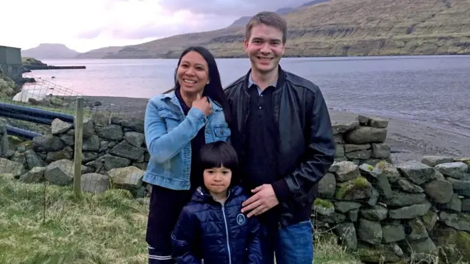 Athaya Slaetalid com o marido Jan e seu filho Jacob