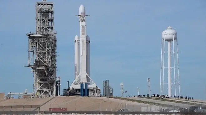 Tên lửa Falcon Heavy sẵn sàng trên bệ phóng
