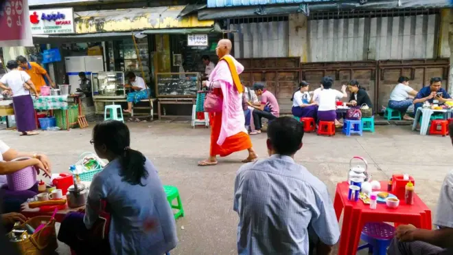 ရန်ကုန်မြို့က လမ်းမ ပေါ်မှာ တွေ့ရတဲ့ စျေးဆိုင်များ