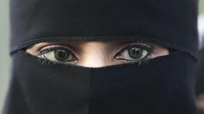 burka, Muslims, Muslim woman wearing a niqab veil, मुसलमान, मुस्लिम महिलाएं, बुर्का, नक़ाब