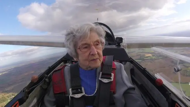 في عمر الـ99 تترك دار المسنين لقضاء جولة طائرة على ارتفاع 600 متر