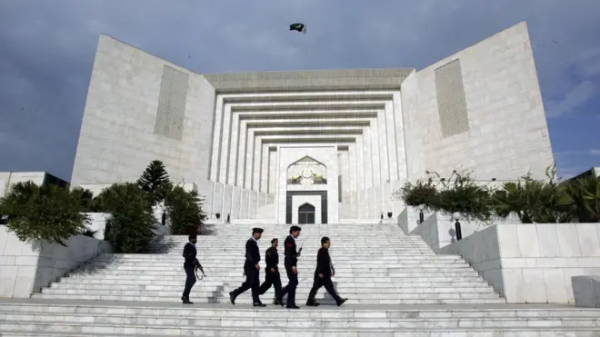 جماعت اسلامی کے وکیل پاناما لیکس سے متعلق درخواستوں کی گذشتہ تین سماعتوں کے دوران دلائل دے رہے ہیں