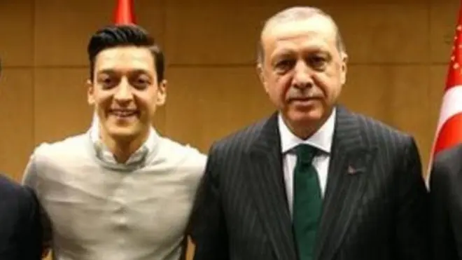 ከግራ ወደ ቀኝ ጎንዶጋን፣ ኦዚል፣ ፕሬዝደንት ኤርዶዋን እና ሴንክ ቶሱን