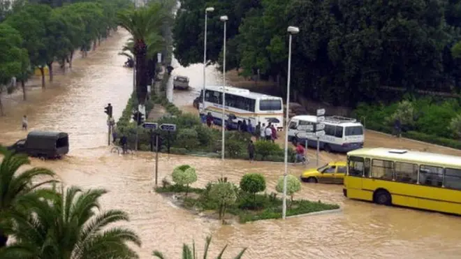 Des rues de Tunis englouties par les eaux