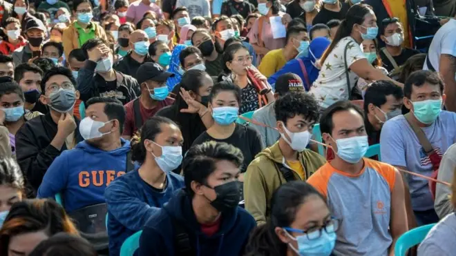 Masyarakat mengantre mendapat vaksin covid buatan AstraZeneca di Denpasar, Bali, pada 26 Juni 2021.