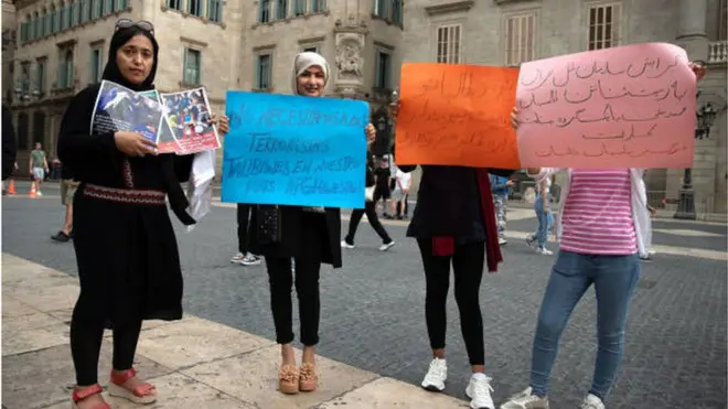 نساء أفغانيات في برشلونة بإسبانيا يرفعن لافتات تعارض اجتماع الدوحة والاعتراف بحكومة طالبان